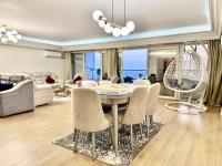 Appartamento con 3 Camere da Letto e Vista Acqua