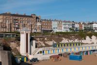2 Bed beach front apartment with spectacular views overlooking Viking Bay - B&B