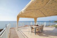 Seafront Apartment with Panoramic Rooftop Terrace - B&B Paramónas