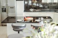 Premium FeelGood Gruppenapartment - Bis zu 8 Personen - 120 qm - 2 Bäder - Whirlpool, Sonnenterrasse & Grill - Im Herzen Kassels - B&B Kassel