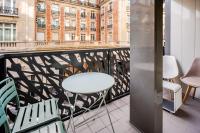 Chic Two Bedroom Apartment steps from Champs Elysees - B&B Paris