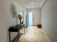 Stylish 4 Bedroom Family Home in Tarneit - Walk to Station and Tarneit Central - Chambres d'hôtes Toronto