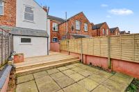Countess House, Northampton - Stylish Modern 2-Bedroom House with Garden - Free Parking - Chambres d'hôtes Northampton