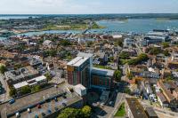 Mojo - Modern Apartment with Balcony - Chambres d'hôtes Poole