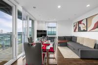 Waterfront Panorama – 2BR + Balcony, Near Stadium - B&B Manchester