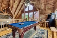 Pinewood Lodge by Beyond Expectations w Hot Tub - Chambres d’hôtes Pigeon Forge