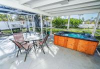 Cozy Beach Walk Home 3BR 2BA + Priv Yard + SmartTV - Ferienwohnung St. Pete Beach