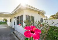Cozy Beach Walk Home 3BR 2BA + Priv Yard + SmartTV - Ferienwohnung St. Pete Beach