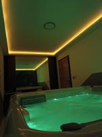 Jacuzzi Apartman - B&B Karuše