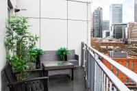 Luxury Penthouse Balcony Flat - 5 Min to Canary Wharf - Prime Long Stays - Chambres d'hôtes Londres