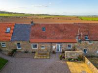 Bamburgh - Sleeps 8 - 3 Bedrooms 2 Bathrooms - 1 Bedroom Downstairs with Ensuite Bathroom - Secure Garden - Dogs Stay For Free - Stunning Beach Walks and Views - Log Fire - Outdoor Seating and Eating - Off Street Parking - Quiet Rural Location - Fast Wifi - Chambres d'hôtes Bamburgh