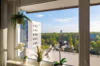 Functional & Cozy Apartment with Balcony and Workspace by Noclegi Renters - Chambres d'hôtes Katowice