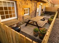 Bamburgh - Sleeps 8 - Dogs Stay Free - Enclosed Garden - Off Road Parking - Chambres d'hôtes Berwick-upon-Tweed
