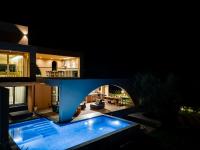 Euphoria Villa, 9 bdrs with private pools, beachfront - B&B Svorónos