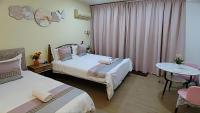 RIVERBANK SUITE with riverfront mountain DUN view - B&B Kuching