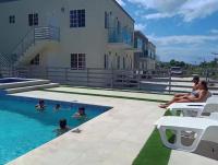 MIRANDO PLACE #1---BEACH CLUB ACCESS, ,POOL, HOTTUB, GYM,3 Lounges, Townhouse #1-Airport 10 mins - Chambres d'hôtes Montego Bay