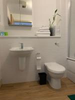 Spacious Modern 3-Bedroom Apartment with Balcony & Free Parking near City Centre - Chambres d'hôtes Édimbourg