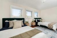 Huge 4 Bedroom House Near Square One - Sleeps 8 - B&B Mississauga