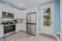 Coastal Retreat | Dog-Friendly | 7 Min to Beach - Bed and Breakfast Wilmington