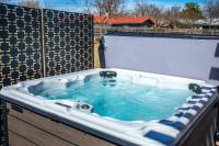 Sunrise Haus - Hot Tub & Fire Pit - B&B Fredericksburg