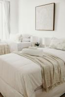 Spacious Newcastle West Apartment w Parking, Pool and Gym - B&B Wogamia