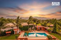 StayVista at Greenwich Meridian with Pool, River & Mountain View - Chambres d'hôtes Chinchavli