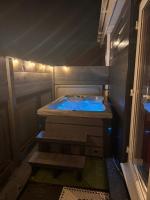 Red Velvet Romantic Suite Private Hot Tub Luxury - Chambres d’hôtes South Benfleet