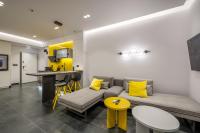 Studio 8 black & Yellow Urban Apartment City Center - B&B Patrasso