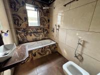 Paradise Villa Lonavla - 6BHK with Heated Pool and Turf - Chambres d’hôtes Lonavla