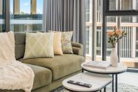 Stylish 1BR CBD Stay, Pool, Gym, WiFi n Parking - Bed and Breakfast Canberra
