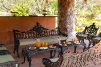 ELIVAAS Signature The Aravalli Reserve The Bliss Pet-Friendly Villa with Pool, Gazebo, Lawn and Jacuzzi - Chambres d'hôtes Dhauj