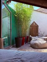 Maison loft romantique centre village - Bed and Breakfast Saint-Laurent-d'Aigouze