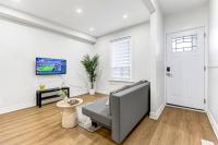 Bright Entire Home - Backyard Near Little Italy & DT - Chambres d'hôtes Toronto