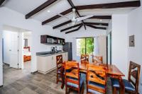 Newly Renovated Villa, Deck & Walk to Beach - B&B Tamarindo