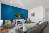 Pelican Landing Modern 3BD in Lakes at Centerra - Bed and Breakfast Loveland