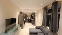 Triplex Hot Tub House with Private Garden - B&B Cardiff