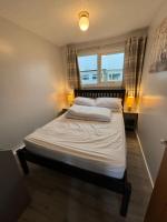 246, Two bed Chalet on Belle Aire Holiday Park - sleeps 5, pet friendly, free Wi-Fi, bed linen and towels included plus onsite entertainment available - Chambres d'hôtes Great Yarmouth