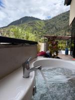 Relajate en una TinyHouse privada en Baños de Agua Santa con Jacuzzi y vistas increíbles - Chambres d'hôtes Baños