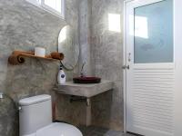 Zimmer mit Kingsize-Bett und Gartenblick. 