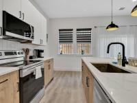 Bright Dallas 3BR | Rooftop, Garage, Backyard - B&B Dallas
