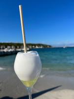 Sunny Riviera Apartment - Walk to Beach - Terrace - Antibes - Chambres d'hôtes Antibes