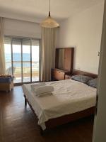 Sea front Halkidiki apartment -ideal for family - Chambres d'hôtes Gerakiní