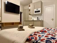 Elegant White Apartment in City Centre with Parking - B&B Riga