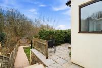 Comfortable 2-Bed Home with Parking & Garden Fast WiFi Near Town - B&B Huddersfield