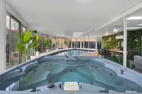 Indoor Pool & Hot Tub Near AT&T Stadium - Bed and Breakfast Irving