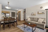 Pines & Peaks - 2 Bedroom Condo with Mountain Views - Pool & Hot Tubs - B&B Canmore