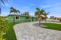 Beachside Comfort Just Minutes from the Sand - Ferienwohnung St. Pete Beach