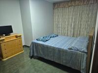 Casa com dois quartos,dois banheiros,sendo uma suíte,sala de estar cozinha e garagem - B&B Poços de Caldas
