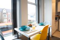 Modern Hideaway Sleek 2BR Apartment Private Garden Views - Chambres d'hôtes Cardiff