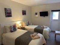 Tweepersoonskamer met 2 Aparte Bedden en Douche